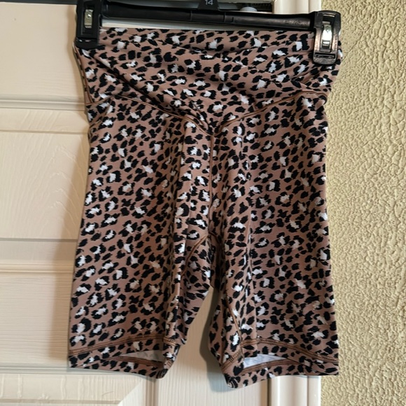 CHEETAH AERIE WORKOUT SHORTS SIZE M/L 5INCH INSEAM GRET CONDITION - Picture 1 of 4